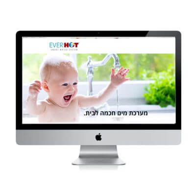 עיצוב אתר – אתר EVERHOT על מסך iMac, תינוק צוחק מתחת לברז והכיתוב מערכת מים חכמה לבית | פורטפוליו בניית אתרים קרנף סטודיו