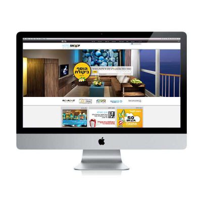 עיצוב אתר – פורטל HOTELSNOOP על מסך iMac, חדר מלון עם נוף לים ותג צהוב הוסף ביקורת | פורטפוליו בניית אתרים קרנף סטודיו