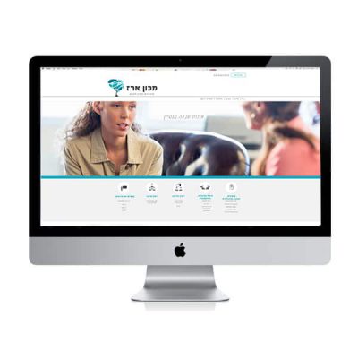 עיצוב אתר – דף הבית של מכון ארז על מסך iMac, לוגו עץ טורקיז ותמונת בעלי חיים ואנשים | פורטפוליו בניית אתרים קרנף סטודיו
