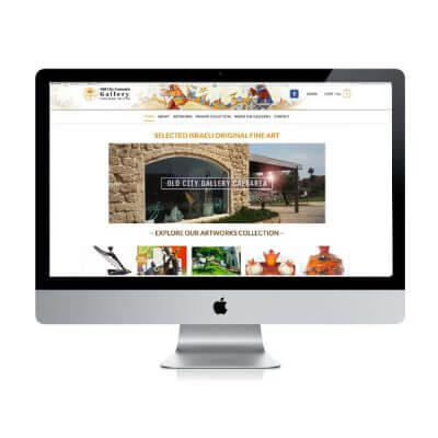 עיצוב אתר – אתר Old City Gallery גלריית האמנות בקיסריה על מסך iMac, חזית אבן ויצירות אמנות | פורטפוליו קרנף סטודיו