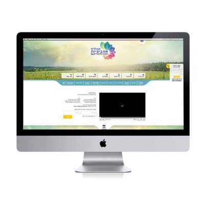 עיצוב אתר – אתר מכללת אמביציות על מסך iMac, לוגו פרח צבעוני מעל שדה ירוק ושמיים | פורטפוליו בניית אתרים קרנף סטודיו