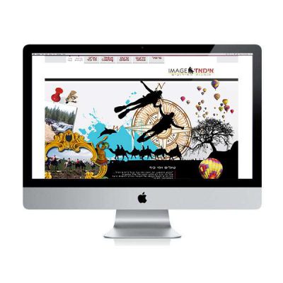 עיצוב אתר – אתר חברת הפקה על מסך iMac, קולאז׳ איורים של צוללנים, גמלים, כדורים פורחים ומצפן | פורטפוליו קרנף סטודיו