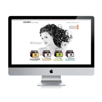 עיצוב אתר – אתר מוצרי שיער קוסמטיקה על מסך iMac, אישה בשחור-לבן עם תלתלים וארבע צנצנות מסכה | פורטפוליו קרנף סטודיו