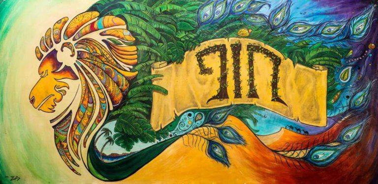 איור וציור – אריה מעוטר בדוגמאות צבעוניות, נוצות טווס וצמחייה טרופית סביב מגילה עם הכיתוב גיא | איורים קרנף סטודיו