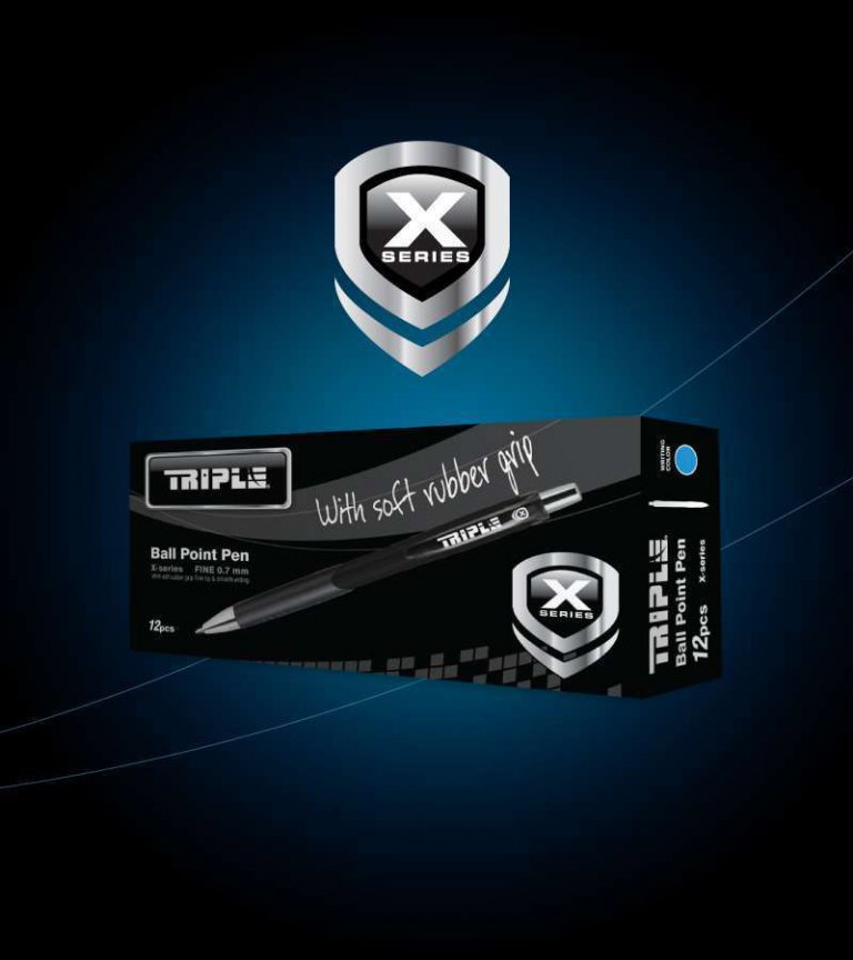 עיצוב אריזה – קופסת עטים TRIPLE X Series שחורה עם סמל מגן כסוף על רקע כחול כהה | פורטפוליו עיצוב מארזים קרנף סטודיו