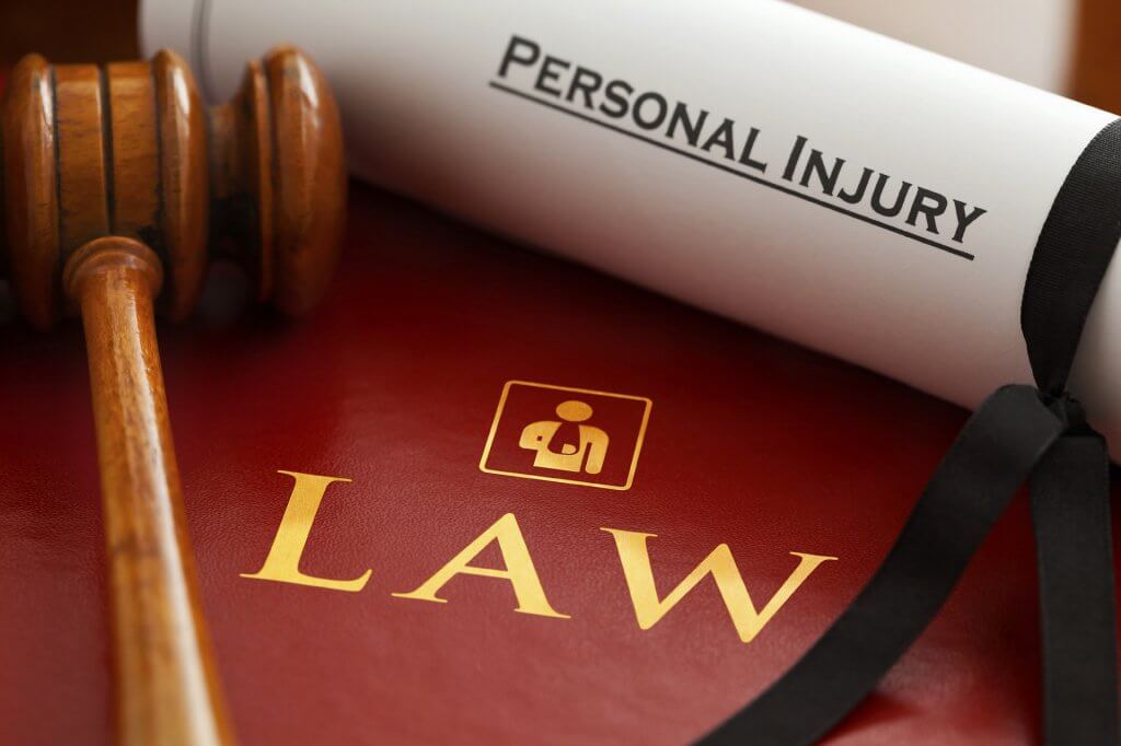 עיצוב אתר לעורכי דין – פטיש שופט, מגילה Personal Injury וספר חוק אדום עם הכיתוב LAW בזהב | בניית אתרים קרנף סטודיו